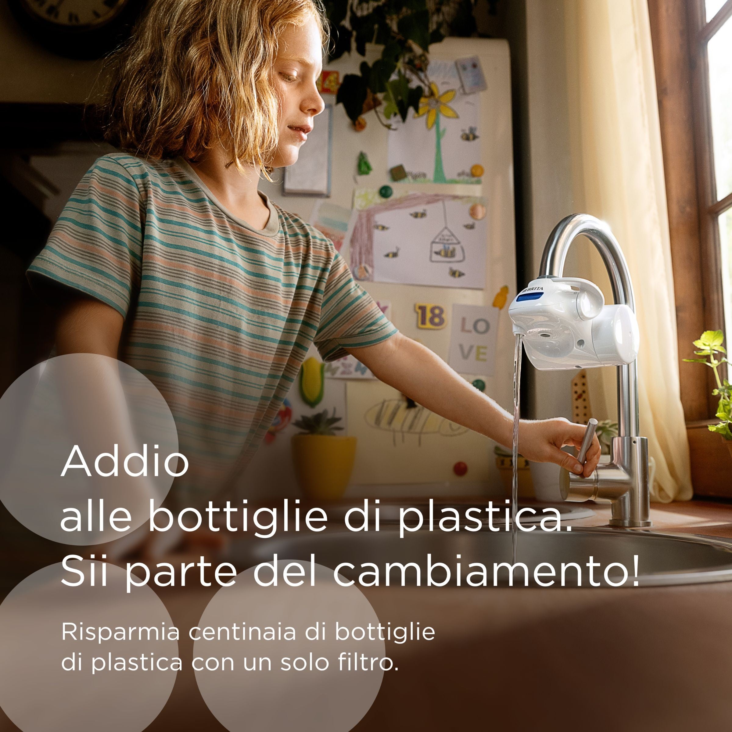 Bambina beve acqua filtrata dal rubinetto — basta bottiglie di plastica