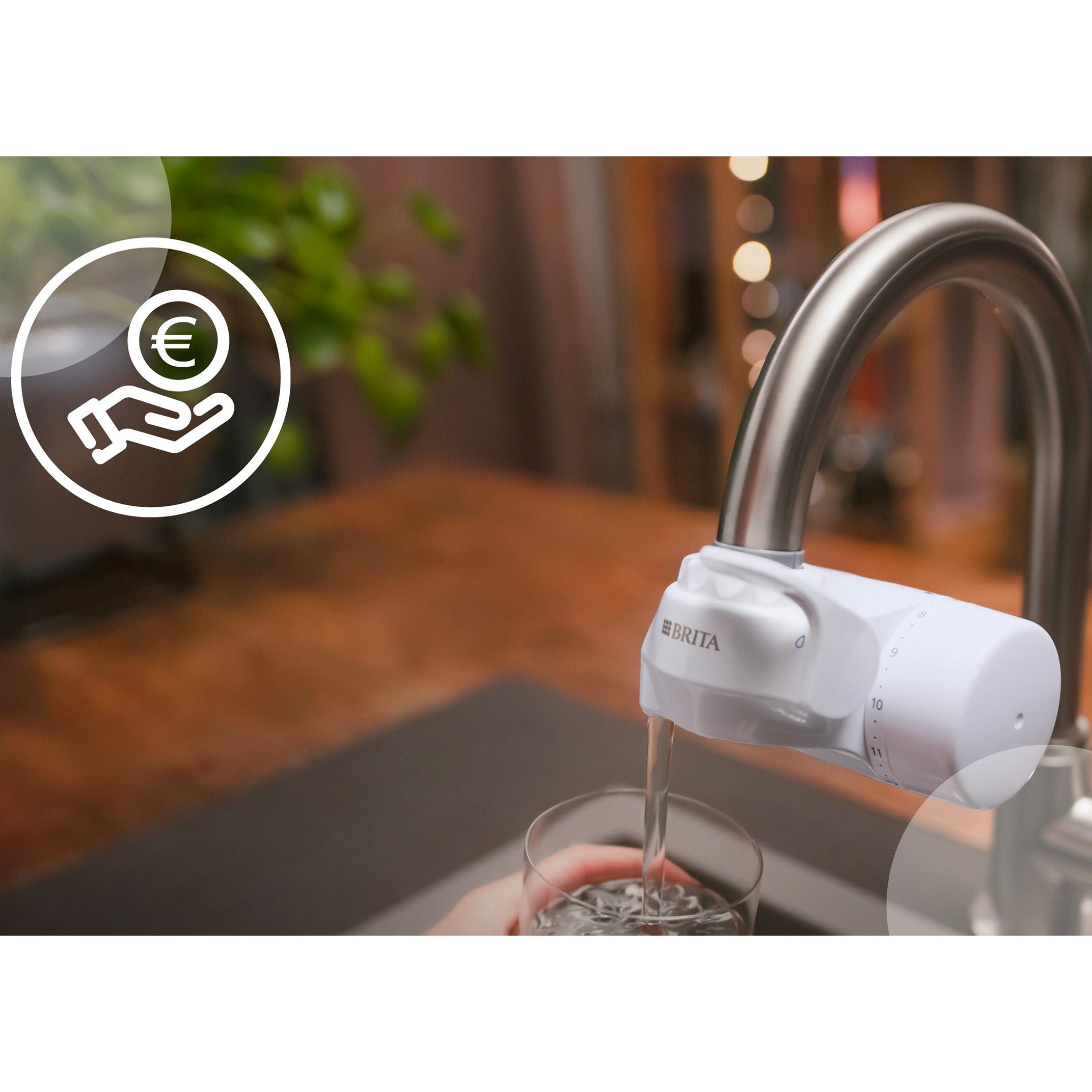 Filtro BRITA On Tap V-MF montato sul rubinetto della cucina, acqua filtrata che scende nel bicchiere